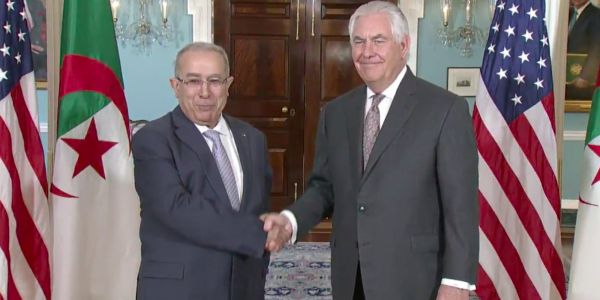 Ramtane Lamamra en compagnie de Rex Tillerson. D. R.